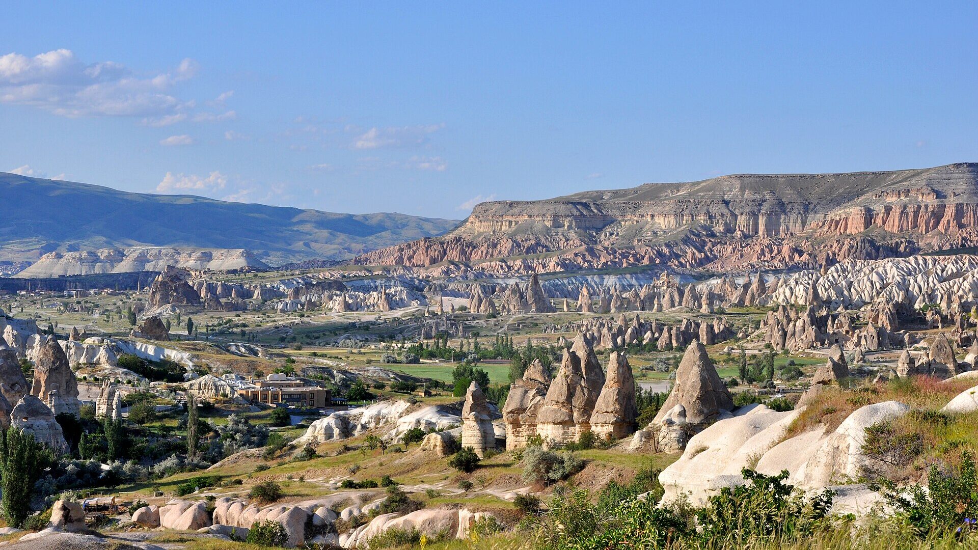 Peribacalarının arasından uzanan kızıl ve yeşil Kapadokya vadisi
