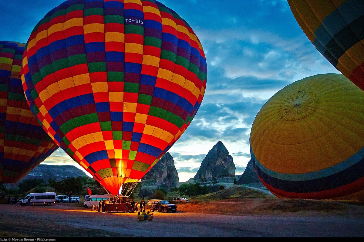 Renkli balonların yerde şişirilirken g&ouml;ky&uuml;z&uuml;n&uuml;n h&acirc;l&acirc; karanlık olduğu bir sabah
